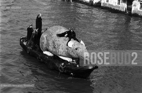 Venice, 1984. A performance by Italian fashion stylist and designer Fiorella Mancini / Venezia, 1984. Una performance della stilista e designer Fiorella Mancini  - ©Marcello Mencarini/Rosebud2