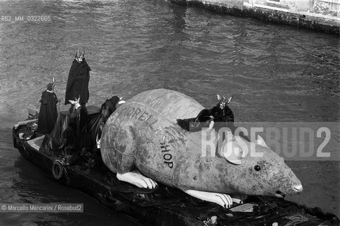 Venice, 1984. A performance by Italian fashion stylist and designer Fiorella Mancini / Venezia, 1984. Una performance della stilista e designer Fiorella Mancini  - ©Marcello Mencarini/Rosebud2