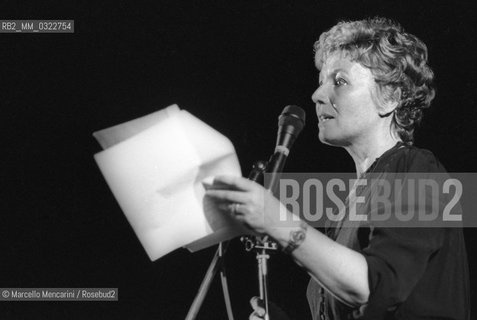 Rome, Villa Borghese, 1985. Italian writer Dacia Maraini at the International Festival of the Poets reading on stage / Roma, Villa Borghese, 1985. La scrittrice Dacia Maraini al Festival internazionale dei poeti mentre legge sul palco - ©Marcello Mencarini/Rosebud2