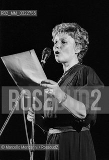 Rome, Villa Borghese, 1985. Italian writer Dacia Maraini at the International Festival of the Poets reading on stage / Roma, Villa Borghese, 1985. La scrittrice Dacia Maraini al Festival internazionale dei poeti mentre legge sul palco - ©Marcello Mencarini/Rosebud2