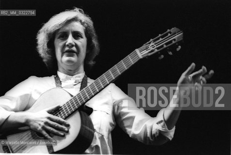 Rome, 1981. Italian singer Giovanna Marini performing / Roma, 1981. La cantante Giovanna Marini in concerto - ©Marcello Mencarini/Rosebud2