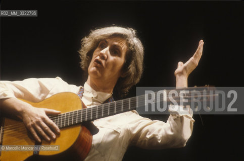 Rome, 1981. Italian singer Giovanna Marini performing / Roma, 1981. La cantante Giovanna Marini in concerto - ©Marcello Mencarini/Rosebud2