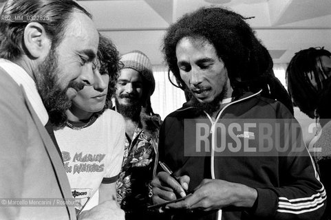 Milan, June 27, 1980. Jamaican reggae musician Bob Marley signing autographs during the presentation of his Golden Record Award / Milano, 27 giugno 1980. Il musicista reggae Bob Marley firma autografi durante la consegna del suo disco doro - ©Marcello Mencarini/Rosebud2