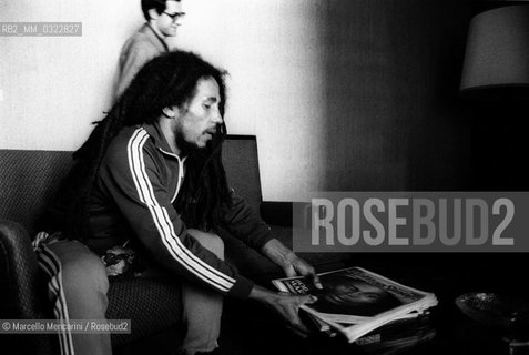 Milan, June 27, 1980. Jamaican reggae musician Bob Marley watches  Rolling Stone magazine with himself on the cover during presentation of his Golden Record Award / Milano, 27 giugno 1980. Il cantante e musicista reggae Bob Marley osserva la rivista Rolling Stone con lui stesso in copertina durante la consegna del suo disco doro - ©Marcello Mencarini/Rosebud2