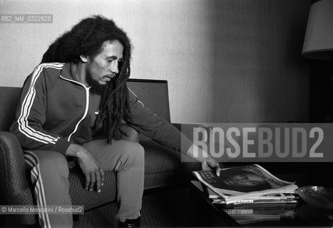 Milan, June 27, 1980. Jamaican reggae musician Bob Marley watches  Rolling Stone magazine with himself on the cover during presentation of his Golden Record Award / Milano, 27 giugno 1980. Il cantante e musicista reggae Bob Marley osserva la rivista Rolling Stone con lui stesso in copertina durante la consegna del suo disco doro - ©Marcello Mencarini/Rosebud2