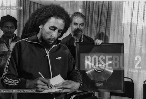 Milan, June 27, 1980. Jamaican reggae singer-songwriter and musicia Bob Marley signing autographs during presentation of his Golden Record Award / Milano, 27 giugno 1980. Il cantante e musicista reggae Bob Marley firma autografi durante la consegna del disco doro - ©Marcello Mencarini/Rosebud2