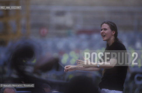 Sferisterio in Macerata, 1991. Italian conductor Elisabetta Maschio performing a rehearsal / Sferisterio di Macerata 1991. Il direttore dorchestra Elisabetta Maschio dirige una prova - ©Marcello Mencarini/Rosebud2