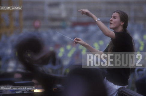 Sferisterio in Macerata, 1991. Italian conductor Elisabetta Maschio performing a rehearsal / Sferisterio di Macerata 1991. Il direttore dorchestra Elisabetta Maschio dirige una prova - ©Marcello Mencarini/Rosebud2