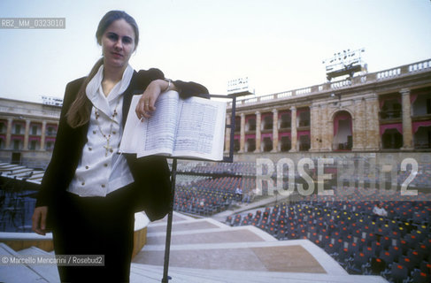 Sferisterio in Macerata, 1991. Italian conductor Elisabetta Maschio / Sferisterio di Macerata 1991. Il direttore dorchestra Elisabetta Maschio - ©Marcello Mencarini/Rosebud2