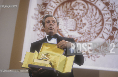 Venice Lido, Venice Film Festival 1990. Italian actor Marcello Mastroianni receives the Goldenn Lion Award for lifetinme achievement / Lido di Venezia, Mostra del Cinema di Venezia 1990. Lattore Marcello Mastroianni riceve il Leone doro alla carriera - ©Marcello Mencarini/Rosebud2