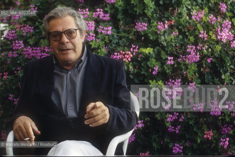 Venice Lido, Venice Film Festival 1993. Italian actor Marcello Mastroianni winner of the Coppa Volpi Award for Best Actor in a Supporting Role for his performance in Un, deux, trois, soleil! directed by Bertrand Blier / Lido di Venezia, Mostra del CInema di Venezia 1993. Lattore Marcello Mastroianni vincitore della Coppa Volpi per il miglior attore non protagonista, ricevuta per la sua interpretazione in Un, due, tre, stella! di Bertrand Blier - ©Marcello Mencarini/Rosebud2