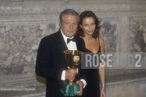 Venice Film Festival 1993. Italian actor Marcello Mastroianni, holding his Coppa Volpi Award for Best Actor in a Supporting Role for his performance in Un, deux, trois, soleil! directed by Bertrand Blier, and actress Francesca Neri, out of competition with the movie Dispara! directed by Carlos Saura / Mostra del Cinema di Venezia 1993. Lattore Marcello Mastroianni con la Coppa Volpi per il miglior attore non protagonista, ricevuta per la sua interpretazione in Un, due, tre, stella! di Bertrand Blier, e lattrice Ftancesca Neri, fuori concorso con il film Dispara! (Spara che ti passa) diretto da Carlos Saura - ©Marcello Mencarini/Rosebud2