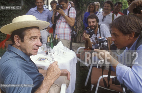 Venice Film Festival 1983. American actor Walter Matthau shot by the photographers / Mostra del Cinema di Venezia 1983. Lattore Walter Matthau ripreso dai fotografi - ©Marcello Mencarini/Rosebud2