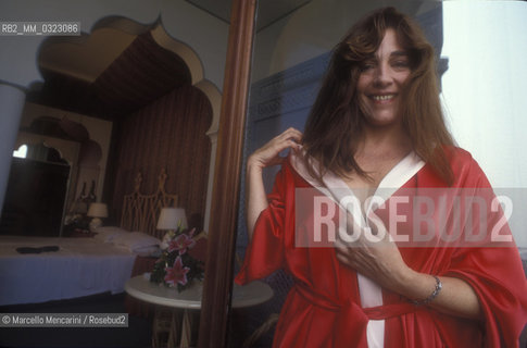 Venice Lido, Venice Film Festival 1991. Spanish actress Carmen Maura in her hotel room at Excelsior Hotel. She is in competition with the movie Chatarra directed by Félix Rotaeta / Lido di Venezia, Mostra del Cinema di Venezia. Lattrice Carmen Maura nella sua camera allHotel Excelsior. Lattrice è in concorso con il film Zabù la rossa (Chatarra) diretto da Félix Rotaeta - ©Marcello Mencarini/Rosebud2