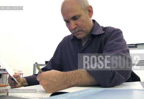 Milan, May 2008. American photojournalist Steve McCurry signing autographs during a workshop at Micamera Gallery / Milano, maggio 2008. Il fotografo Steve McCurry mentre firma autografi durante un workshop alla Galleria Micamera - ©Marcello Mencarini/Rosebud2