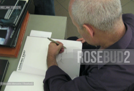 Milan, May 2008. American photojournalist Steve McCurry signing autographs during a workshop at Micamera Gallery / Milano, maggio 2008. Il fotografo Steve McCurry mentre firma autografi durante un workshop alla Galleria Micamera - ©Marcello Mencarini/Rosebud2