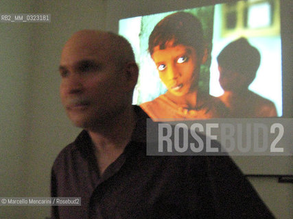 Milan, May 2008. American photojournalist Steve McCurry during a workshop at Micamera Gallery / Milano, maggio 2008. Il fotografo Steve McCurry durante un workshop alla Galleria Micamera - ©Marcello Mencarini/Rosebud2