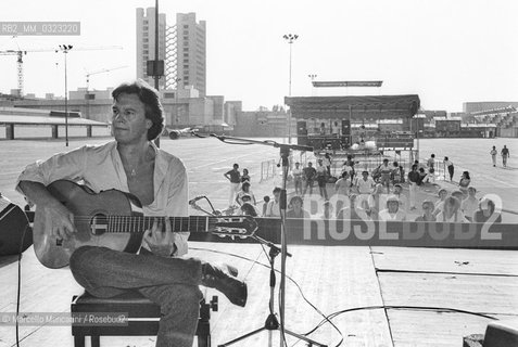 Rome, about 1985. British jazz-fusion guitarist John McLaughlin during a rehearsal / Roma, 1985 circa. Il chitarrista John McLaughlin durante una prova - ©Marcello Mencarini/Rosebud2