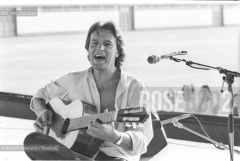 Rome, about 1985. British jazz-fusion guitarist John McLaughlin during a rehearsal / Roma, 1985 circa. Il chitarrista John McLaughlin durante una prova - ©Marcello Mencarini/Rosebud2