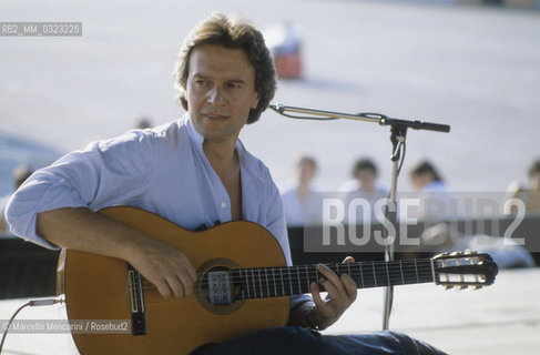 Rome, about 1985. British jazz-fusion guitarist John McLaughlin during a rehearsal / Roma, 1985 circa. Il chitarrista John McLaughlin durante una prova - ©Marcello Mencarini/Rosebud2