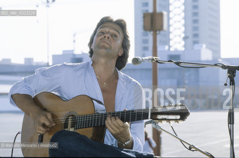 Rome, about 1985. British jazz-fusion guitarist John McLaughlin during a rehearsal / Roma, 1985 circa. Il chitarrista John McLaughlin durante una prova - ©Marcello Mencarini/Rosebud2