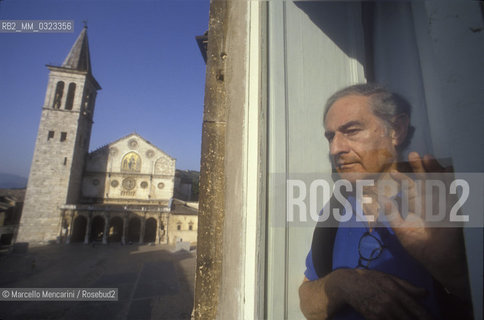 Spoleto (Perugia), 1990. Composer and founder of the Festival of Two Worlds Gian Carlo Menotti at a window of his home with a view on the Cathedral square / Spoleto (Perugia), 1990. Il compositore Gian Carlo Menotti, fondatore del Festival dei due mondi, affacciato a una finestra della sua casa con vista su piazza del Duomo - ©Marcello Mencarini/Rosebud2