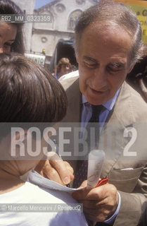 Spoleto (Perugia), Festival of the Two Worlds 1991. Composer and founder of the Festival of Two Worlds Giancarlo Menotti signing autographs / Spoleto (Perugia), Festival dei due mondi 1991. Il compositore Giancarlo Menotti mentre firma autografi - ©Marcello Mencarini/Rosebud2