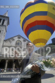 Spoleto (Perugia), Festival of the Two Worlds 1991. Composer and founder of the Festival of Two Worlds Giancarlo Menotti in the Cathedral Square with a balloon on the background / Spoleto (Perugia), Festival dei due mondi 1991. Il compositore Giancarlo Menotti in piazza del Duomo con una mongolfiera sullo sfondo - ©Marcello Mencarini/Rosebud2