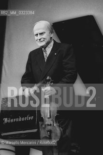 American violinist and conductor Yehudi Menuhin performing (1984) / Yehudi Menuhin, violinista e direttore dorchestra durante un concerto (1984) - ©Marcello Mencarini/Rosebud2