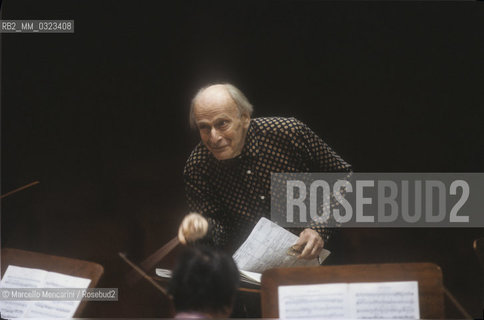 American violinist Yehudi Menuhin conducting (1992) / Il violinista Yehudi Menuhin mentre dirige (1992) - ©Marcello Mencarini/Rosebud2