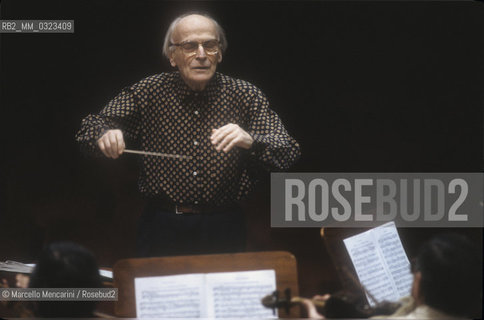 American violinist Yehudi Menuhin conducting (1992) / Il violinista Yehudi Menuhin mentre dirige (1992) - ©Marcello Mencarini/Rosebud2