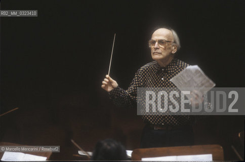 American violinist Yehudi Menuhin conducting (1992) / Il violinista Yehudi Menuhin mentre dirige (1992) - ©Marcello Mencarini/Rosebud2