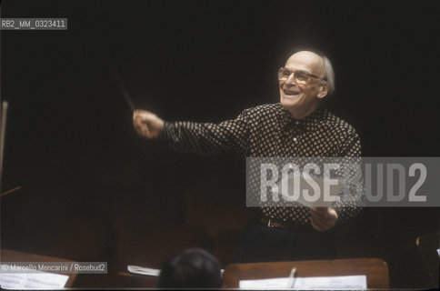 American violinist Yehudi Menuhin conducting (1992) / Il violinista Yehudi Menuhin mentre dirige (1992) - ©Marcello Mencarini/Rosebud2