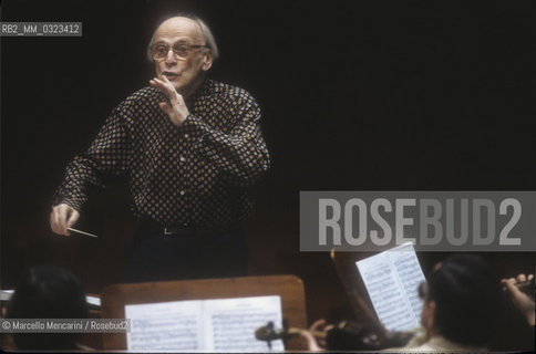 American violinist Yehudi Menuhin conducting (1992) / Il violinista Yehudi Menuhin mentre dirige (1992) - ©Marcello Mencarini/Rosebud2