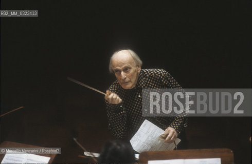 American violinist Yehudi Menuhin conducting (1992) / Il violinista Yehudi Menuhin mentre dirige (1992) - ©Marcello Mencarini/Rosebud2