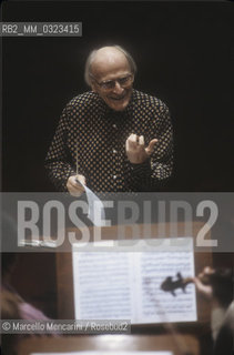 American violinist Yehudi Menuhin conducting (1992) / Il violinista Yehudi Menuhin mentre dirige (1992) - ©Marcello Mencarini/Rosebud2