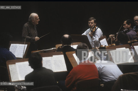 American violinist Yehudi Menuhin conducting (1992) / Il violinista Yehudi Menuhin mentre dirige (1992) - ©Marcello Mencarini/Rosebud2