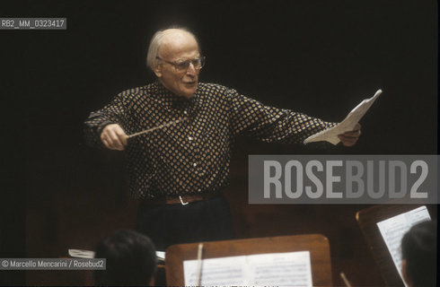 American violinist Yehudi Menuhin conducting (1992) / Il violinista Yehudi Menuhin mentre dirige (1992) - ©Marcello Mencarini/Rosebud2