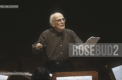 American violinist Yehudi Menuhin conducting (1992) / Il violinista Yehudi Menuhin mentre dirige (1992) - ©Marcello Mencarini/Rosebud2