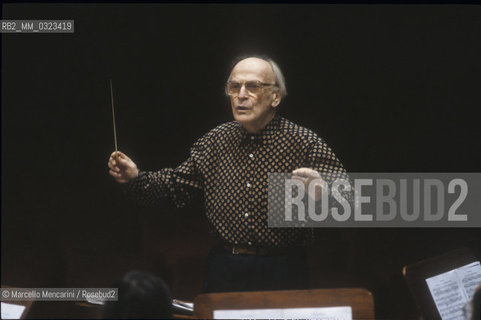 American violinist Yehudi Menuhin conducting (1992) / Il violinista Yehudi Menuhin mentre dirige (1992) - ©Marcello Mencarini/Rosebud2