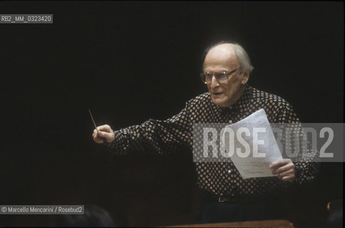 American violinist Yehudi Menuhin conducting (1992) / Il violinista Yehudi Menuhin mentre dirige (1992) - ©Marcello Mencarini/Rosebud2