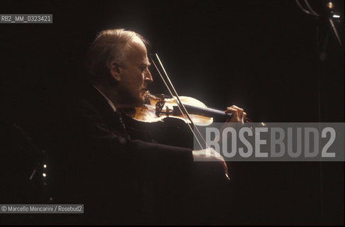 American violinist and conductor Yehudi Menuhin performing (1984) / Yehudi Menuhin, violinista e direttore dorchestra durante un concerto (1984) - ©Marcello Mencarini/Rosebud2