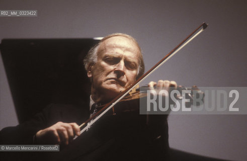 American violinist and conductor Yehudi Menuhin performing (1984) / Yehudi Menuhin, violinista e direttore dorchestra durante un concerto (1984) - ©Marcello Mencarini/Rosebud2