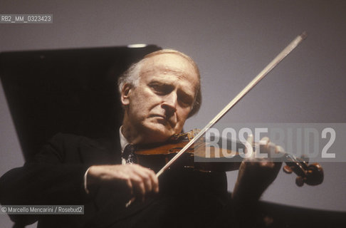 American violinist and conductor Yehudi Menuhin performing (1984) / Yehudi Menuhin, violinista e direttore dorchestra durante un concerto (1984) - ©Marcello Mencarini/Rosebud2