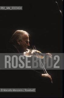 American violinist and conductor Yehudi Menuhin performing (1984) / Yehudi Menuhin, violinista e direttore dorchestra durante un concerto (1984) - ©Marcello Mencarini/Rosebud2