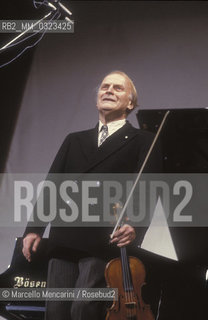 American violinist and conductor Yehudi Menuhin performing (1984) / Yehudi Menuhin, violinista e direttore dorchestra durante un concerto (1984) - ©Marcello Mencarini/Rosebud2