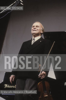 American violinist and conductor Yehudi Menuhin performing (1984) / Yehudi Menuhin, violinista e direttore dorchestra durante un concerto (1984) - ©Marcello Mencarini/Rosebud2