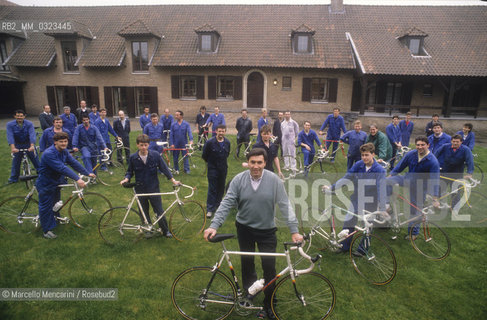 Brussels, 1990. Former cycling champion Eddy Merckx and the workers of his bicycle factory / Bruxelles, 1990. Lex campione di ciclismo Eddy Merckx e igli operai della sua fabbrica di biciclette - ©Marcello Mencarini/Rosebud2