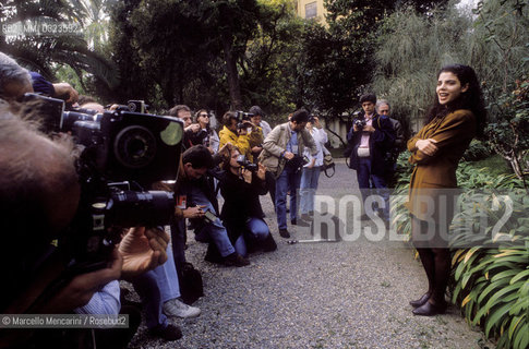 Sanremo Music Festival 1989. Italian  pop singer Mietta, winner of New Proposals category for the song Canzoni, shot by photographers / Festival di Sanremo 1989. La cantante Mietta, vincitrice della categoria Nuove proposte con Canzoni, ripresa dai fotografi - ©Marcello Mencarini/Rosebud2