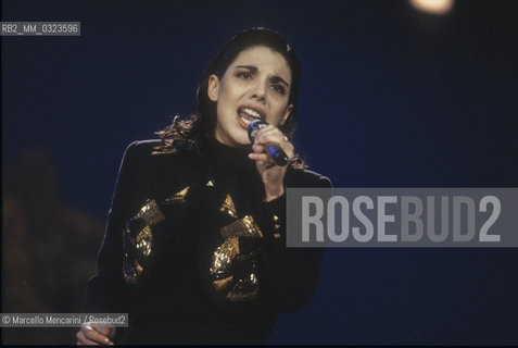 Sanremo Music Festival 1990. Italian pop singer Mietta performing the winning song of the Festival Vattene amore, in duo with Amedeo Minghi / Festival di Sanremo 1990. Mietta canta la canzone vincitrice del Festival Vattene amore in duo con Amedeo Minghi - ©Marcello Mencarini/Rosebud2